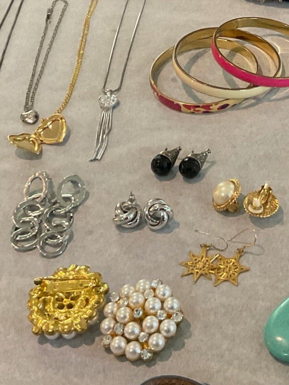 Statement & Vintage Jewelry Lot; Necklaces, Ring, Brooches, Bracelets, Earrings - Picture 8 of 9